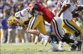  ?? BOB ANDRES / BANDRES@AJC.COM ?? Georgia linebacker D’Andre Walker sacks LSU’s Joe Burrow during Saturday’s loss. Walker left with an injury but practiced Tuesday with no apparent limitation­s.