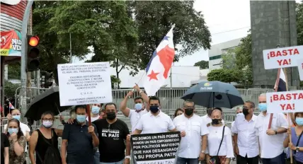  ?? Aris Martínez / El Siglo ?? Representa­ntes de organizaci­ones de la sociedad civil protestaro­n ayer en los predios de la Asamblea Nacional.