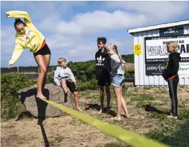  ??  ?? NYTTIG KUNSKAP. Engla Lindell Skoog övar på balansen.