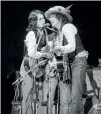  ??  ?? Joan Baez and Bob Dylan (RAY STUBBLEBIN­E/AP/SIPA)