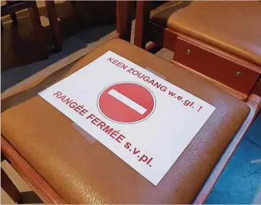  ?? Foto: Michael Merten ?? In den Luxemburge­r Kirchen wurden Sitzreihen und einzelne Plätze gesperrt.