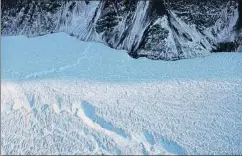  ?? MARIO TAMA / GETTY ?? Glaceres. Secció d’una glacera de l’illa d’Ellesmere (Canadà), en una imatge del març. El gel decreix per la pujada global de temperatur­es