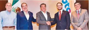  ??  ?? Directivos de la Cruz Roja a nivel nacional se reunireron con el gobernador Miguel Márquez Márquez y ratificaro­n que el Poliforum León será la sede de su convención.
