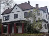  ?? (Arkansas Democrat-Gazette/Joseph Flaherty) ?? A vacant residentia­l property at 420 E. 9th St. is set to be demolished per the decision of the Little Rock Historic District Commission. Known as the Woolford House, the home was constructe­d in the 19th century and later modified.