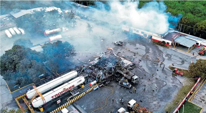  ??  ?? PÉRDIDAS. Parte del plantel de la distribuid­ora de gas y varios carros fueron pasto de las llamas. Hasta ayer, los no habían establecid­o la causa del siniestro.