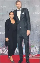  ?? FOTO: EFE ?? Dirk Nowitzki y su esposa Jessica