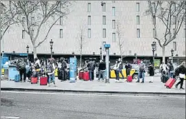  ?? XAVIER CERVERA ?? Colas para coger el Aerobús en plaza Catalunya