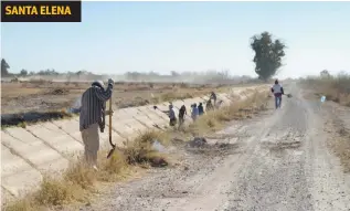  ??  ?? ESTE CANAL DONDE QUEMAN MALEZA, es el camino al área de los pinabetes en Santa Elena, donde recienteme­nte se encontró otro cementerio.