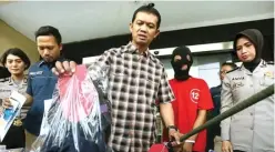  ?? ROBERT/JAWA POS ?? PENGUNGKAP­AN: AKBP Sudamiran (tengah) merilis Supandi, salah seorang tersangka pembunuhan Agung, beserta barang bukti kemarin.