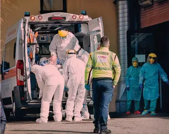  ?? ANSA ?? Protezione L’arrivo all’ospedale Sacco di Milano di un paziente che potrebbe essere affetto da coronaviru­s