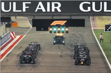  ??  ?? Salida del pasado GP de Bahréin en Sakhir con Hamilton (izquierda) y Verstappen (derecha) al frente.