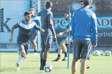  ?? FOTO: MANEL MONTILLA ?? Piatti y sus compañeros sólo piensan en ganar Quieren brindarle a la afición pericia la primera victoria en la Liga