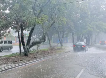  ?? FOTO: GILBERTO SIERRA ?? CLIMA. En San Pedro Sula llovió durante varias horas, pero no hubo daños.