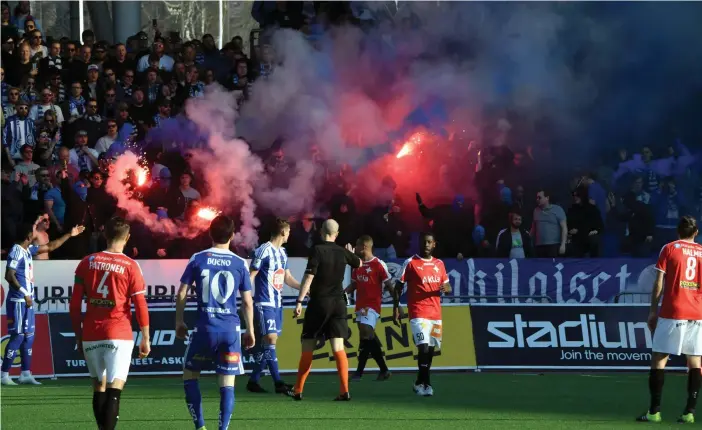  ?? FOTO: JUSSI NUKARI/LEHTIKUVA ?? Publiken hör till fotbollen, säger Christoffe­r Perret, vd för HIFK Fotboll. Frågan är om ligan ändå tvingas starta utan just publiken.