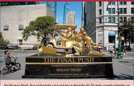  ??  ?? EL HOMENAJE QUE MERECE
En Nueva York, fue colocada una estatua dorada de Trump, conduciend­o un carrito de golf sobre las tumbas de los miles de muertos por Covid en su país.