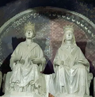  ??  ?? Il monumento funebre di Ladislao a San Giovanni a Carbonara
