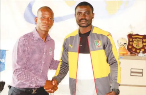  ??  ?? NOT IN A RUSH . . . Cameroonia­n forward Christian Epoupa (right) seen here with Footballer­s Union of Zimbabwe secretary-general Thomas Sweswe, is taking his time before he can commit for another dance with Dynamos