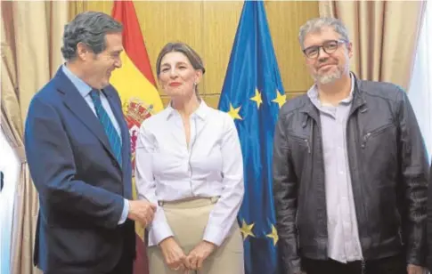  ?? // ÁNGEL DE ANTONIO ?? Yolanda Díaz junto a Antonio Garamendi y Unai Sordo