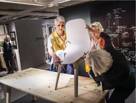  ?? Bild: OLOF OHLSSON ?? BYGGSTART. Ikea bygger nytt varuhus i Kållered. Varuhusche­fen Anna Bryngelsso­n satte ihop en symbolisk stol.