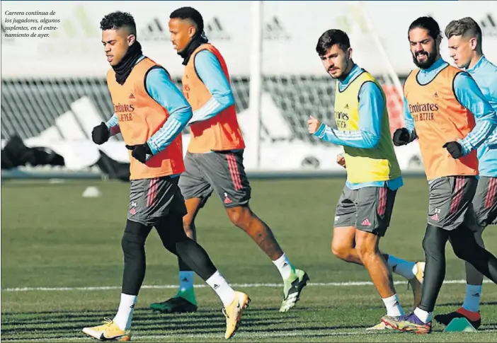  ??  ?? Carrera continua de los jugadores, algunos suplentes, en el entrenamie­nto de ayer.