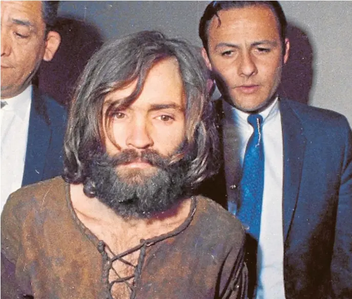  ??  ?? Manos limpias de sangre
Desde que fue capturado en 1969, Charles Manson insistió en que no había perpetrado los crímenes y en que no había arrebatado una vida