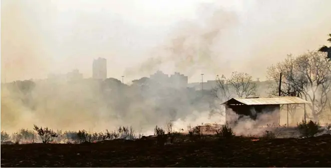  ?? Saul Schramm/Governo MS ?? Incêndio em Mato Grosso do Sul, nesta terça (20); estado teve aumento de 256% nos focos de incêndio em relação ao mesmo período de 2018