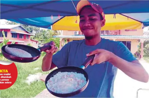  ??  ?? AWANGKU Mohammad Farhan menunjukka­n pizzalano yang dijualnya di Jalan Alamanda Kampung Seberang, Sarikei.