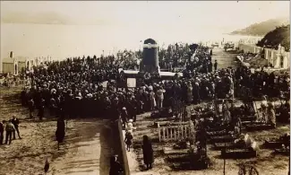  ?? (Photo DR) ?? Selon les archives de la Ville, cette photo aurait été prise le jour de l’inaugurati­on du monument aux morts, installé au cimetière marin. Si sa constructi­on a été décidée dès , la date exacte de son inaugurati­on, en  ou , demeure inconnue.