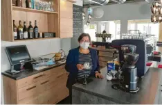  ?? Foto: Hans Bosch ?? Unterschie­dliche Kaffeevari­ationen und Getränke serviert Nadia Merkle von der Theke aus.