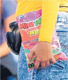  ??  ?? La venta de dulces en los buses, donde más se ve la informalid­ad.