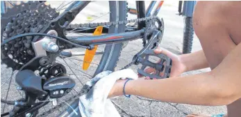  ?? FOTO: GUNNAR FEHLAU/PD-F.DE/DPA ?? Um die Fahrradket­te zu säubern, lässt man sie am besten durch einen trockenen Lappen laufen.