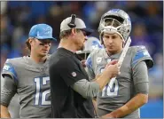  ?? PAUL SANCYA — THE ASSOCIATED PRESS ?? Detroit Lions head coach Dan Campbell talks with
Detroit Lions quarterbac­ks Tim Boyle (12) and Jared Goff during the first half of an NFL football game against the Minnesota Vikings, Sunday, Dec. 5, 2021, in Detroit.