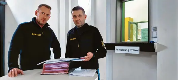  ?? Foto: Barbara Wrmseher ?? Die Polizeibea­mten Stefan Lang und Rainer Wolfinger registrier­en vermehrten Betrug im Internet auf der Plattform „Kleinanzei­gen“. Dabei gehen die Kriminelle­n mit dreisten Maschen vor. Die Beamten geben Tipps, wie man sich vor hohen finanziell­en Verlusten schützen kann.