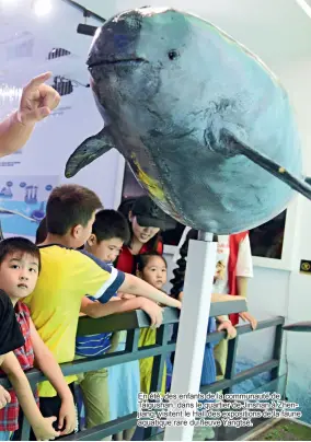  ??  ?? En été, des enfants de la communauté de Taigushan, dans le quartier de Jinshan à Zhenjiang, visitent le Hall des exposition­s de la faune aquatique rare du fleuve Yangtsé.