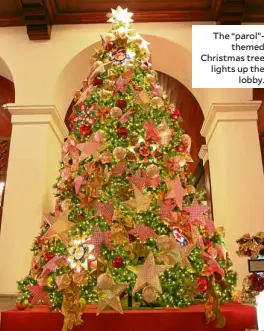  ??  ?? The “parol”themed Christmas tree lights up the lobby.