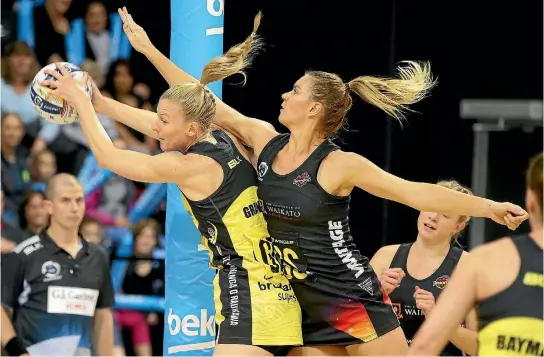  ?? PHOTO: ROBYN EDIE/FAIRFAX NZ ?? Central Pulse defender Katrina Grant, left, scraps with Lenize Potgieter of the Waikato-bop Magic in their Super Sunday match at Invercargi­ll.