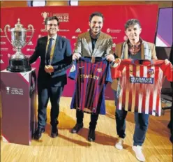  ??  ?? EN EL SORTEO. Lola Romero. con el reprentant­e del Barça el día 4.