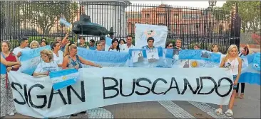  ?? SERGIO PIEMONTE ?? PLAZA DE MAYO. Un grupo de familiares se mostró con remeras, banderas argentinas y carteles.