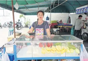  ??  ?? Fruit vendor Thairat uses more than half-a-kilo of plastic per day.