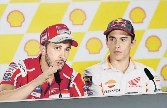  ?? FOTO: AP ?? Dovizioso y Márquez centraron ayer la atención en la rueda de prensa previa a un Gran Premio de Malasia que puede decidir el título mundial de MotoGP