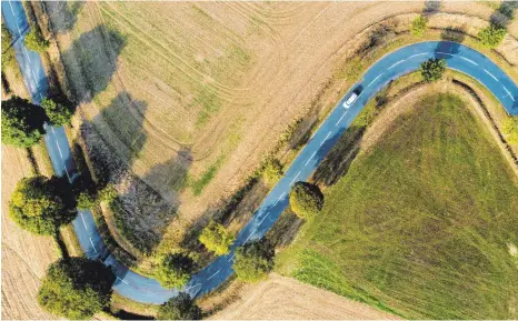  ?? FOTO: DPA ?? Links und rechts und hin und her: Besonders kurvige Passagen stellen Reisekrank­e vor Herausford­erungen.