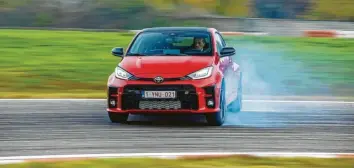  ?? Foto: Toyota ?? Fahrspaß, bis der Rauch aufsteigt: Der Toyota GR Yaris im Drift auf der Rennstreck­e.