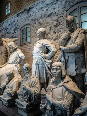 ??  ?? Prestige. Ces statues de princes prussiens en marbre de Carrare, surnommées « les poupées » par les Berlinois, jalonnaien­t la Siegesalle­e, « l’allée de la victoire ». Elles furent dispersées et certaines enterrées après la Seconde Guerre mondiale.
