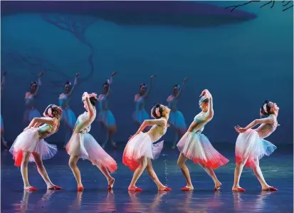  ??  ?? Left: The dance drama
“Soaring Wings: Journey of the Crested Ibises” is produced by the Shanghai Dance Theater.