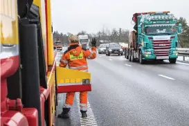  ??  ?? SAKTAR NED. En del andra yrkesförar­e byter fil i god tid innan och hjälper till att lugna ned även andra bilister.