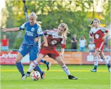  ?? FOTO: FAR ?? Die Fußball-Juniorinne­n des TSV Tettnang (rotes Trikot) wollen in der Rückrunde wieder angreifen.