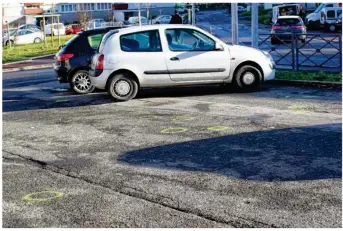  ??  ?? Les impacts de balles sont encore visibles au sol sur la place Marcel-Rivière, à Lagny-sur-Marne.