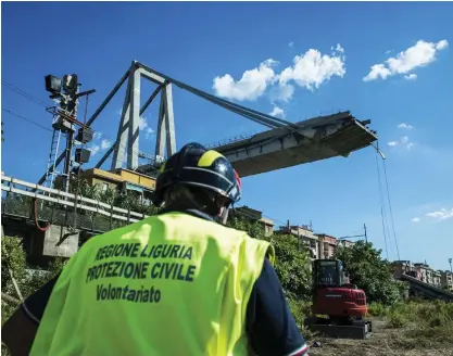  ??  ?? En räddningsa­rbetare inspektera­r området omkring rasmassorn­a vid Morandibro­n i Genua i onsdags. FOTO: TT-AP/NICOLA MARFISI