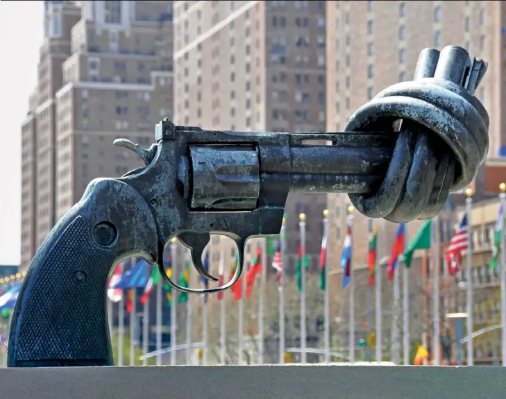  ?? ?? Skulptur »Non Violence« von Carl Fredrik Reuterswär­d vor dem Uno-Hauptquart­ier in New York