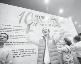  ??  ?? El candidato priísta al gobierno del Edomex, Alfredo del Mazo Maza, plasmó las huellas de sus manos en un muro ayer, durante una reunión con mujeres militantes del Panal en Toluca ■ Foto Cuartoscur­o